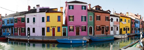 Rolf Fischer, Venedig Burano I (Wunschgröße, Fotokunst, Burano, Insel, Venetien, Venedig, Lagune, bunte Häuser, Architektur, Flur, Treppenhaus, Wohnzimmer, bunt)