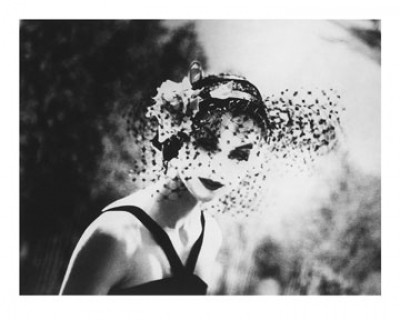 Betty Rose, Anne Saint-Marine, New York (Model, Mannequin, Mode, People & Eros, Eleganz, Nostalgie, Hut, extravagant, Schlafzimmer, Treppenhaus, Fotokunst, schwarz/weiß)