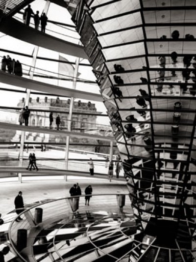 Karl-Heinz Rothenberger, Fernsicht (Reichstagsgebäude, Berlin, Fassade, Glasfassade, moderne Architektur, Kuppel, modern, Besucher, Spiegelungen, Wohnzimmer, Büro, Treppenhaus, Fotokunst, schwarz/weiß)