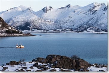 Rolf Fischer, Fischerboot Lofoten (Wunschgröße, Landschaftsfotografie, Norwegen, Inselgruppe, Meer, Berge, Gebirge, Eis, Schnee, Fischerboot,  Wohnzimmer, Flur, Treppenhaus, bunt)