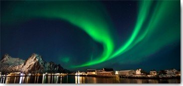 Rolf Fischer, Nordlicht in Svolvaer Lofoten (Wunschgröße, Landschaftsfotografie, Norwegen, Aurora Borealis, Nordlichter, Naturphänomen, Inselgruppe, Meer, Häuser, Nachtszene, Büro,  Wohnzimmer, Flur, Treppenhaus, bunt)