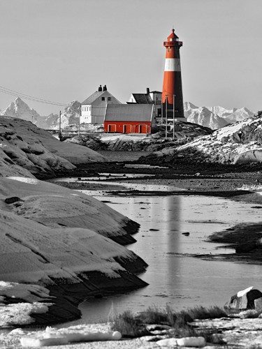 Rolf Fischer, Leuchtturm Hamaro (Wunschgröße, Landschaftsfotografie, Norwegen, Inselgruppe, Meer, Leuchtturm, Hütten, Eis, Gebirge, Felsen, Berge, Wohnzimmer, Flur, Treppenhaus,rot / schwarz / weiß)