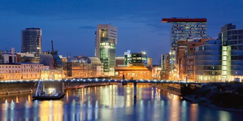 Rolf Fischer, Medienhafen Düsseldorf (Wunschgröße, Fotokunst, Metropole, Düsseldorf, Deutzer Brücke, Hafen, Fluss, Rhein, Abendszenen, Reflexionen, Architektur, Flur, Treppenhaus, Wohnzimmer, bunt)