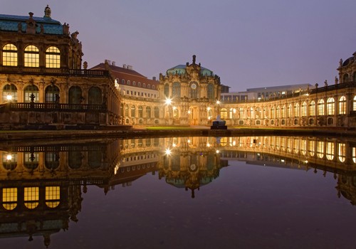 Rolf Fischer, Zwinger Dresden beleuchtet (Wunschgröße, Fotokunst, Metropole, Dresden, Zwinger, Museum, Barock, Daniel Pöppelmann, Abendszenen, Reflexionen, Architektur, Flur, Treppenhaus, Wohnzimmer, bunt)