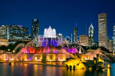 rudi1976, Buckingham Fountain. (usa, town, park, stadt, stadtleben, nacht, wasser, hotel, sonnenuntergänge, bürogebäude, skyline, chicago, abenddämmerung, illinois, twilight, springbrunnen, draußen, horizontale, stadtlandschaft, skyscraper, angestrahlt, architektur, altersgenoss)