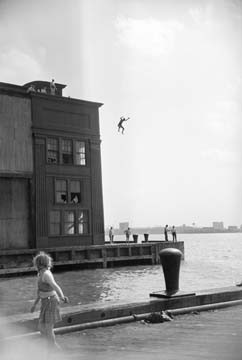 Ruth Orkin, Boy Jumping (American Scene, 50ger Jahre, Sprung vom Dach, Schwimmer, Mut, Leichtsinn, People & Eros, Fotografie, Treppenhaus, Wohnzimmer, Wunschgröße schwarz/weiß)