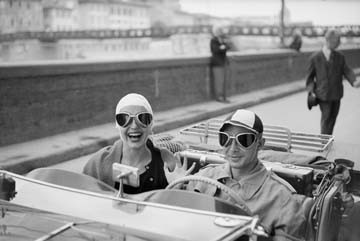 Ruth Orkin, Couple in MG (American Scene, Amerikaner, Paar, Auto, Rennwagen, MG, 50ger Jahre, People & Eros, Fotografie, Treppenhaus, Wohnzimmer, Wunschgröße, schwarz/weiß)