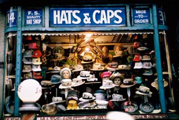 Ruth Orkin  Hats and Caps (American Scene, Hutgeschaft, Auslage, Schaufenster, Hüte, Kappen, Verkauf, 50ger Jahre, Fotografie, Fotokunst, Treppenhaus, Wohnzimmer, Wunschgröße, schwarz/weiß)