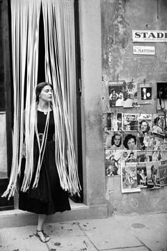 Ruth Orkin  Jings in Beads (American Scene, Amerikanerin, junge Frau, Kiosk, Zeitschriftenm Vorhang, 50er Jahre, People & Eros, Fotografie, Treppenhaus, Wohnzimmer, schwarz/weiß)