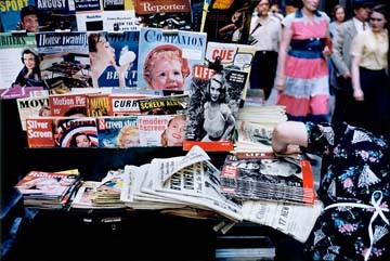 Ruth Orkin  Magazine Stand (American Scene, Zeitschriften, Kiosk, Verkauf, 50ger Jahre, Fotografie, Fotokunst, Treppenhaus, Wohnzimmer, Wunschgröße, bunt)