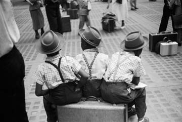 Ruth Orkin  Three Boys on Suitcase (American Scene, drei Kinder, Drillinge, Koffer, 50ger Jahre, People & Eros, Fotografie, Treppenhaus, Wohnzimmer, schwarz/weiß)