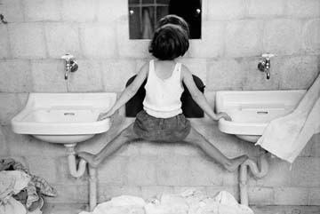Ruth Orkin  Tirza on Sinks (American Scene, Kind, Mädchen, Waschbecken, Spagat, 50ger Jahre, People & Eros, Fotografie, Treppenhaus, Wohnzimmer, Wunschgröße, schwarz/weiß)
