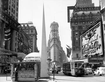 Ruth Orkin  Times Square (American Scene, Amerika, Straße, new York, Flatiron, Architektur, Gebäude, Platz, 50ger Jahre,  Städte, Fotografie, Treppenhaus, Wohnzimmer, Wunschgröße, schwarz/weiß)