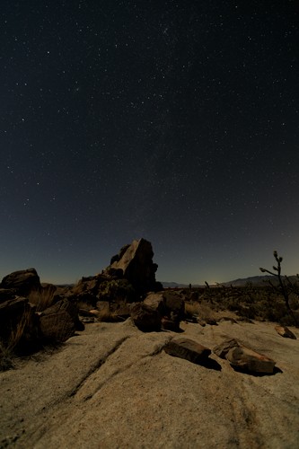 Shawn/Corinne Severn, Mohave at Night No.2 (Mohave, Arizona, Amerika, Natur, Nachtszene, Landschaft, Landschaftsfotografie, Sterne, Himmel, Felsen, Wunschgröße, Treppenhaus, Wohnzimmer)