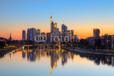 sborisov, Frankfurt am Main at dusk (Architektur, schön, blau, brücke, gebäude, business, stadt, wolkenschleier, konstruktion, bezirk melk frank, downtown, abenddämmerung, europa, european, abend, frankfreich, futuristisch, deutsch, deutschland, dunst, highrise, angestrahlt, beleuchtete frau)