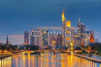 sborisov, Frankfurt am Main at night (Architektur, schön, blau, brücke, gebäude, business, stadt, wolkenschleier, konstruktion, bezirk melk frank, downtown, abenddämmerung, europa, european, abend, frankfreich, futuristisch, deutsch, deutschland, dunst, highrise, angestrahlt, beleuchtete frau)
