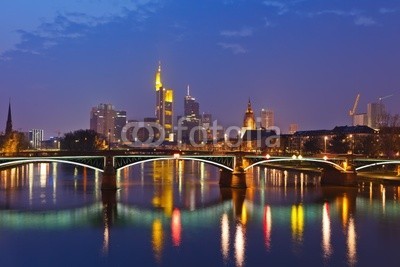 sborisov, Frankfurt am Main (Architektur, schön, blau, brücke, gebäude, business, stadt, wolkenschleier, downtown, abenddämmerung, europa, european, abend, frankfreich, futuristisch, deutsch, deutschland, dunst, highrise, angestrahlt, beleuchtete frauenkirche, orientierungslichter, l)