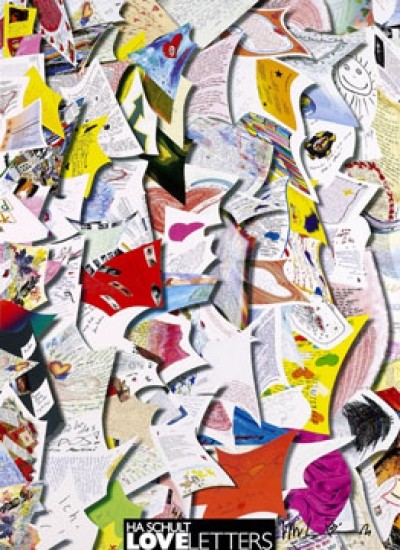 Schult HA, Loveletters (Briefe, Liebesbriefe, Collage, Objektkunst, Treppenhaus, Jugendzimmer, Chaos, Durcheinander, bunt)