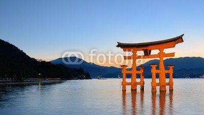 SeanPavonePhoto, Japan's Famed Miyajima Gate Hiroshima Prefecture (tor, japan, japanese, asiatische spezialitäten, ashtray, shinto, schrein, sacred, religiös, religion, heilig, site, orientierungslichter, uralt, bellen, Hafen, küste, hochwasser, strom, abenddämmerung, sonnenuntergänge, landschaft, niemand, buddhistisch,)