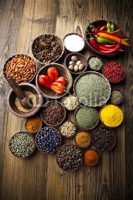 Sebastian Duda, Assortment of spices in wooden bowl background (gewürz, kochen, aromatisch, indianer, striegeln, zutaten, asien, rahmen, würze, essen, multi, pfeffer, küche, paprika, schüssel, rot, pfefferkörner, organisch, gelb, leaf, kultur, anis, stern, gemüse, knoblauch, würze, verfärbt, bunt, traditionel)