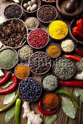 Sebastian Duda, Spice Still Life, wooden bowl (gewürz, kochen, aromatisch, indianer, striegeln, zutaten, asien, rahmen, würze, essen, multi, pfeffer, küche, paprika, schüssel, rot, pfefferkörner, organisch, gelb, leaf, kultur, anis, stern, gemüse, knoblauch, würze, verfärbt, bunt, traditionel)