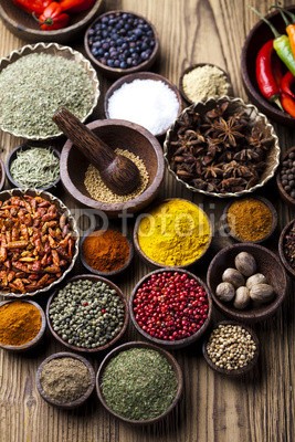 Sebastian Duda, Assortment of spices in wooden bowl background (gewürz, kochen, aromatisch, indianer, striegeln, zutaten, asien, rahmen, würze, essen, multi, pfeffer, küche, paprika, schüssel, rot, pfefferkörner, organisch, gelb, leaf, kultur, anis, stern, gemüse, knoblauch, würze, verfärbt, bunt, traditionel)