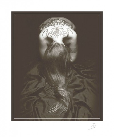 Simon, BODY REFLECTION II (Aktfotografie, nackte Frau, langes Haar, Tattoo, Rücken, Erotik, Ästhetik, Fotokunst, Schlafzimmer, schwarz/weiß)