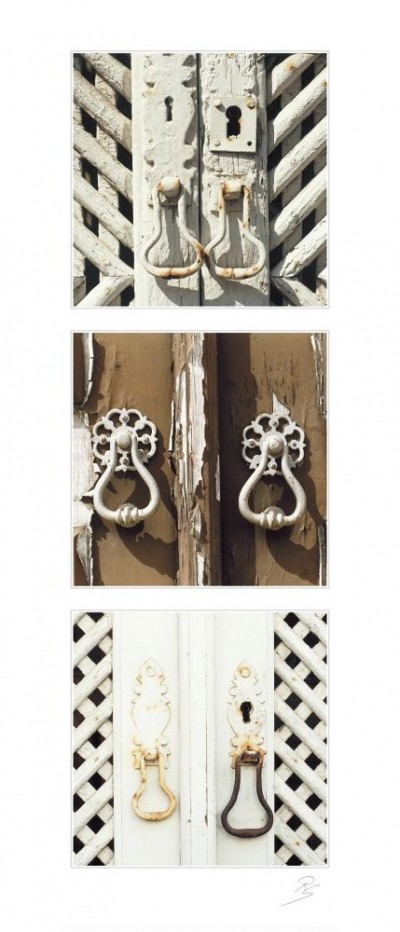 Simon, Door Handle II (Tür, Holztüren, Türklopfer, Metall,Triptychon, Fotokunst, Treppenhaus, Vintage, Retro, weiß/grau)