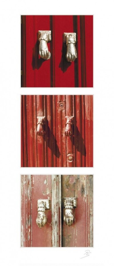 Simon, Door Handle I (Tür, Holztür, Türklopfer, Hand, Hände, Metall, Vintage, Retro, Triptychon, Fotokunst, Treppenhaus, rot/grau)