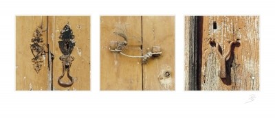 Simon, Door Handle III (Tür, Holztüren, Türklopfer, Metall, Triptychon, Fotokunst, Treppenhaus, Vintage, Retro, beige/grau)
