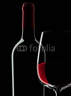 Leinwandbild psdesign1, Rotwein vor Schwarz (Rotwein, Weinglas, Flasche, Luxus, edel, Bar, Bistro, Gastronomie, Esszimmer, Fotokunst, bunt)