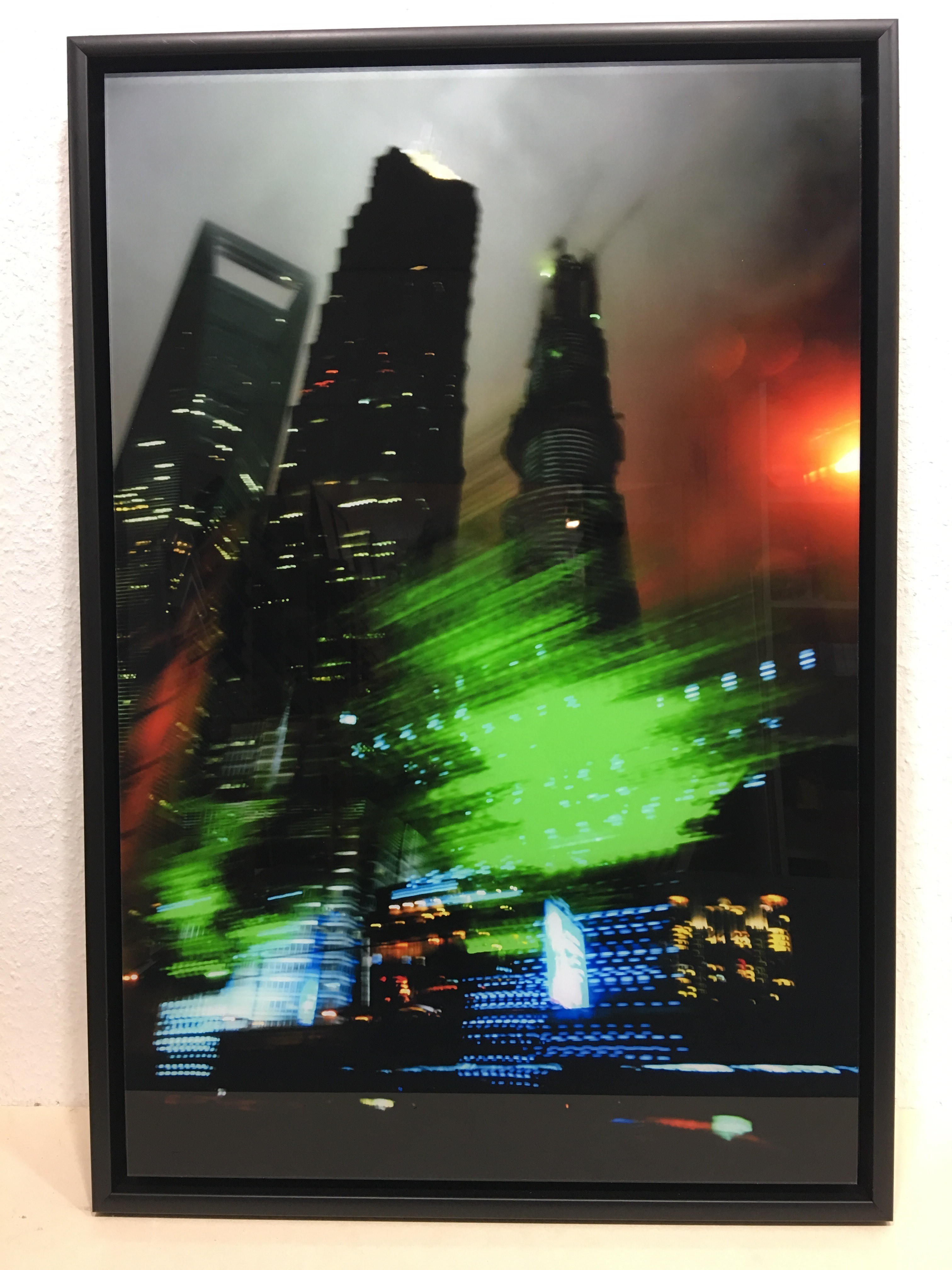 Acrylglasbild, Hady Khandani, SHANGHAI SWIPE, Schattenfugenrahmen schwarz (Wunschgröße, HADYPHOTO, Fotografie, Fotokunst, Asien, China, Skyline, Wolkenkratzer, Nachtszene, Lichter, Lichteffekte, Lichtstreifen, Beleuchtung, bunt)