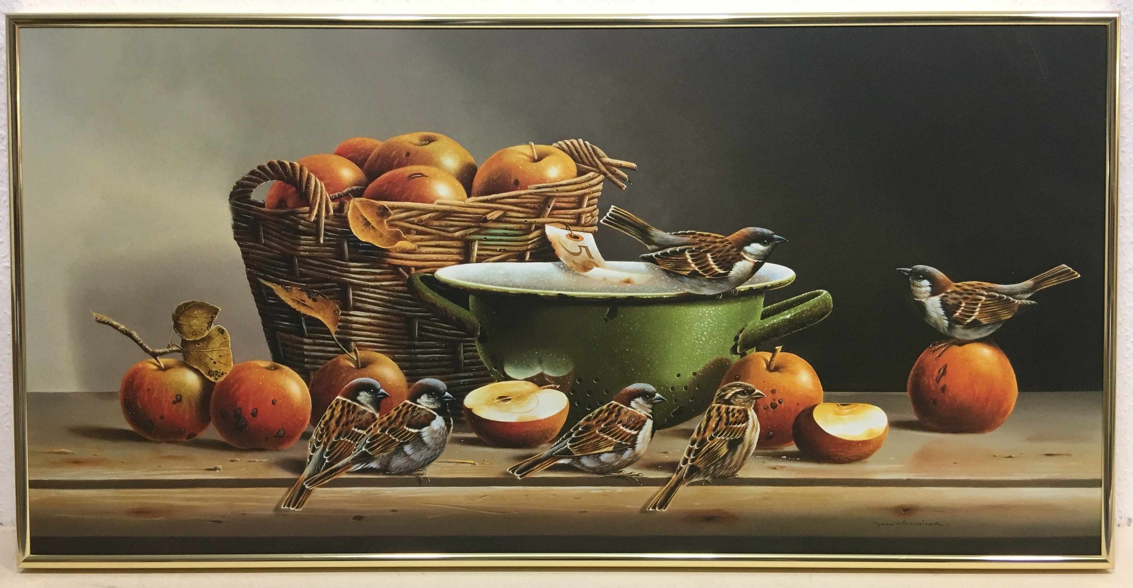 Jan Weenink, Bild gerahmt, Aluminium gold glänzend, House sparrows II (Stillleben, Äpfel, Vögel, Küche)