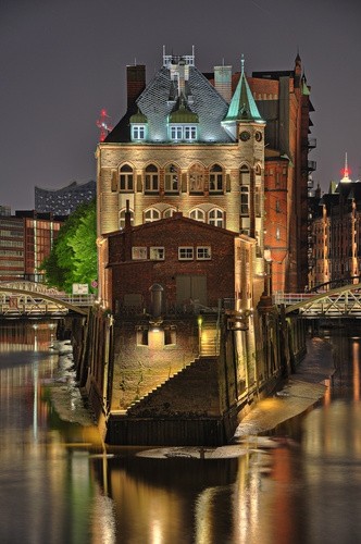 Bild mit Rahmen, Marco2811, Speicherstadt Hamburg, Holz schwarz, Folie (speicherstadt, hamburg, beleuchtet, historisch, wahrzeichen, sehenswürdigkeit, abend, alt, altes, gebäude, beleuchtete frauenkirche, deutschland, europa, fleet)