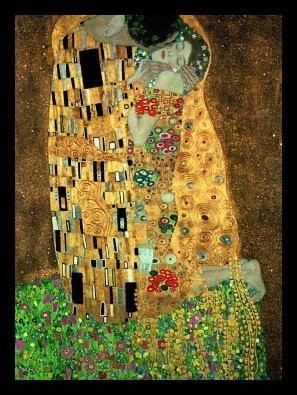 Gerahmtes Bild Holz schwarz, Plexiglas normal Gustav Klimt - Der Kuss (Klassische Moderne, dekorativ, Jugendstil, Eros&People, Frau, Mann, Umarmung, Erotik, Ornamente, geometrische Formen, bunt, Wohnzimmer, Treppenhaus, Schlafzimmer, Malerei)