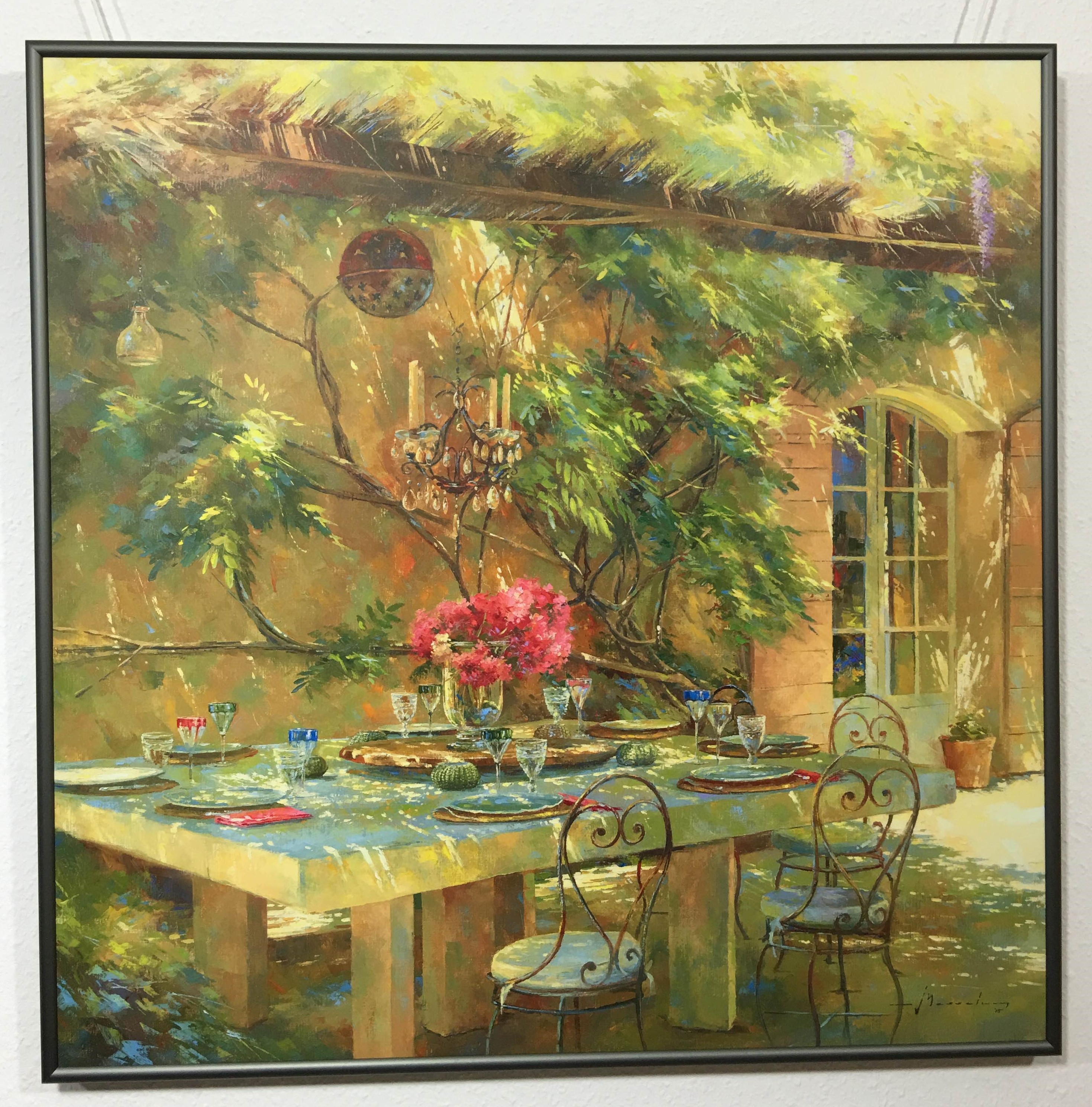 Gerahmtes Bild Aluminium platin mit Folie, Johan Messely - Le gout du Sud (Malerei, Nostalgie, Garten,  Natur, Mediterran, Terrasse, gedeckter Tisch, Sommer, Haus, Pflanzen, Blumen, Entspannung, Ruhe, Schatten, Idylle, Sonnenlicht, Wohnzimmer, Wintergarten, bunt)