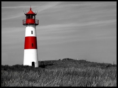 Gerahmtes Bild, Alu schwarz, Rolf Fischer, Leuchtturm Sylt (Wunschgröße, Fotokunst, Sylt, Landschaftsfotografie, Leuchtturm, Insel, Nordsee, Meeresbrise, Dünengras, Wohnzimmer, Flur, Treppenhaus,rot / schwarz / weiß)