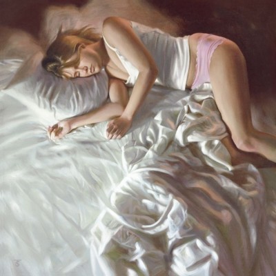 Tina Spratt, SUNDAY MORNING (People & Eros, Frau, Erotik, Bett, liegende Frau, Laken, Morgenlicht, Schlafende, Schlafzimmer, Photorealisimus, Malerei, bunt)