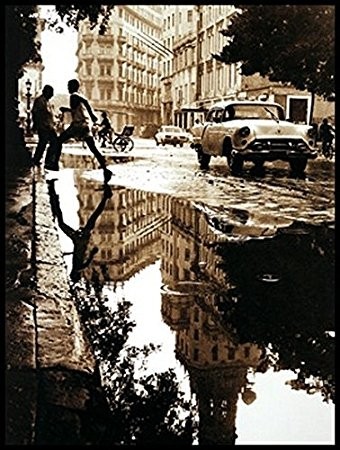 Gerahmtes Bild, Aluminium schwarz glänzend, Folie, Barbara Dombrowski, Havanna I (Metropole, Hauptstadt, Pfützen, Regen, Oldtimer, Straßenkreuzer, Auto, Kuba, Nostalgie, Wunschgröße, Photokunst, Fotokunst, Wohnzimmer, Treppenhaus, sepia)