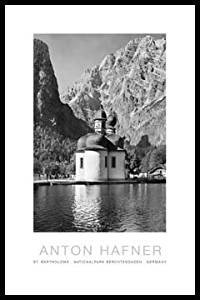 Anton Hafner, Gerahmtes Bild Aluminium schwarz glänzend, Folie, St. Bartholomä (Fotografie, Photographie, Landschaftsfotografie, Gebirge, Alpen, Berg, See, Königssee, Kirche, Watzmann, Nostalgie, Wohnzimmer, Treppenhaus, Wunschgröße, schwarz/weiß)