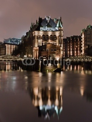 Starpics, Speicherstadt, Hamburg (speicherstadt, puerto, gebäude, brücke, kanal, hafenkran, hamburg, hansestadt, elbe, handel, backstein, backstein, gebäude, beleuchtete frauenkirche, strahl, deutschland, stadt, metropole, nachtaufnahme, nachts, norddeutschland, feld, strass)
