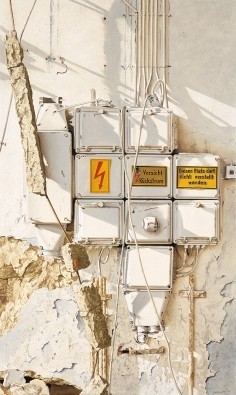 Stefan  Bircheneder, Rückstrom (Industrie, Elektrizität, Leitungen, Strom, Schalter, Verfall, Zeitgenössischer Realismus,  Fotorealismus, Malerei, Wonzimmer, Wunschgröße, bunt)