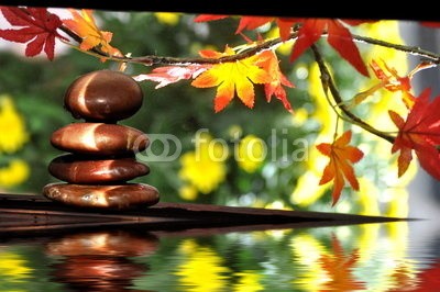 Stefan Körber, Steinpyramide am See (steine, pyramiden, entspannung, meditation, erholung, ruhe, einsamkeit, natur, see, teich, wasser, energie, animation, start, ende, herbst, laub, gelb, orange, grÃ¼n, hintergrund, think, mediterane kÃ¼che, gesundheit, philosophie, religion, glaube, energi)