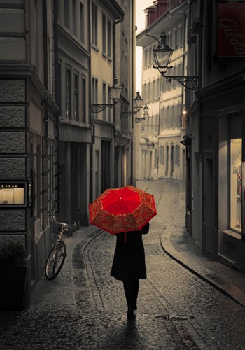 Stefano Corso, Red Rain (Wunschgröße, Fotografie, Gasse, Mensch, Rückenansicht, Spaziergänger, Abenddämmerung, Regen, roter Regenschirm, Architektur, Altstadt, Treppenhaus,  Wohnzimmer, Arztpraxis, bunt)