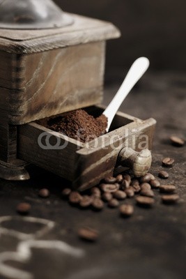 stockcreations, Fresh ground coffee grains (frisch, getränke, bohne, samen, aromatisch, kaffee, stimulans, trinken, aufbrühen, filter, grillparty, hölzern, öffnen, jahrgang, retro, manual, mahlwerk, mahlen, staat, rustikal, löffeln, boden, vorbereitung, energie, koffein, zutaten, korn, pulve)