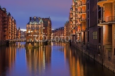 Starpics, Speicherstadt am Abend, Hamburg (hamburg, speicherstadt, puerto, gebäude, brücke, kanal, hafenkran, hansestadt, elbe, spiegelung, handel, backstein, backstein, gebäude, beleuchtete frauenkirche, strahl, deutschland, stadt, metropole, abend, nachtaufnahme, nachts, norddeutschlan)
