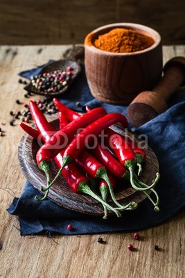 Sunny Forest, Chili pepper (chilies, pfeffer, rot, hot, essen, chiles, mexikanerin, hintergrund, cayenne, holz, gewürz, gemüse, frisch, reif, organisch, würzig, hitze, verfärbt, pflanze, kochen, gesund, vegetarisch, zutaten, tisch, raum, gruppe, küche, hölzern, kochen, close-u)