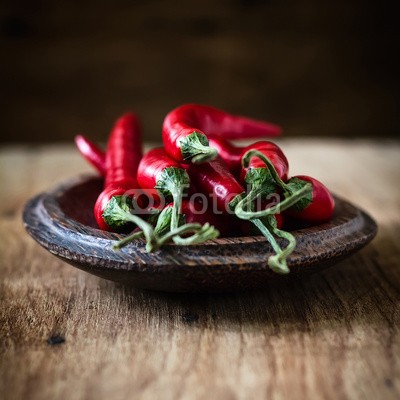 Sunny Forest, Chili pepper (chilies, pfeffer, rot, hot, essen, chiles, mexikanerin, hintergrund, cayenne, holz, gewürz, gemüse, frisch, reif, organisch, würzig, hitze, verfärbt, pflanze, kochen, gesund, vegetarisch, zutaten, tisch, raum, gruppe, küche, hölzern, kochen, close-u)