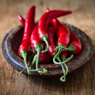 Sunny Forest, Chili pepper (chilies, pfeffer, rot, hot, essen, chiles, mexikanerin, hintergrund, cayenne, holz, gewürz, gemüse, frisch, reif, organisch, würzig, hitze, verfärbt, pflanze, kochen, gesund, vegetarisch, zutaten, tisch, raum, gruppe, küche, hölzern, kochen, close-u)