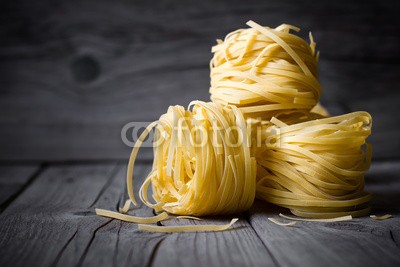 Sunny Forest, Pasta (pasta, essen, weizen, ungekocht, spaghetti, roh, makkaroni, italienisch, gesund, küche, zutaten, trocken, hintergrund, gelb, nudel, tagliatelle, diät, mahlzeit, abendessen, ernährung, kochen, italien, kochen, mittelmeer, lunch, kohlenhydrate, hol)